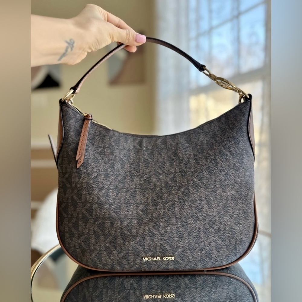 MICHAEL KORS
Kelsey Medium Logo Shoulder Bag